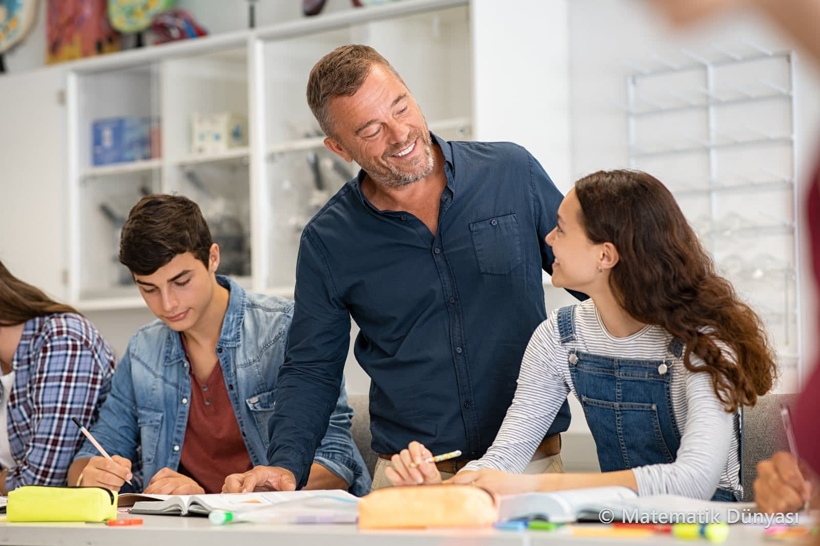 Eğitim koçu öğrencilerle kişisel çalışma programını planlıyor