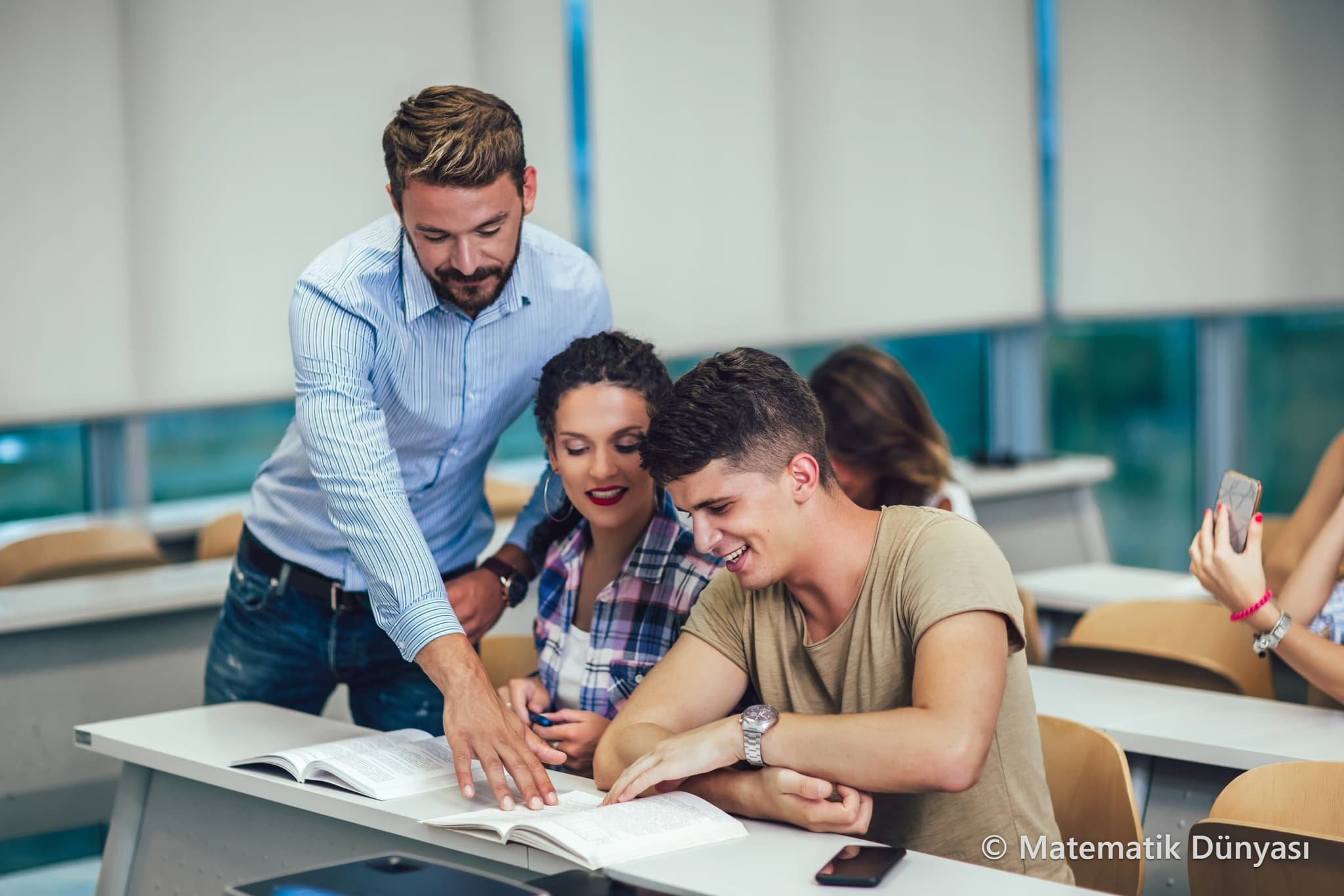 Matematik Dünyası eğitim kadrosundan öğretmen lise öğrencileriyle çalışıyor