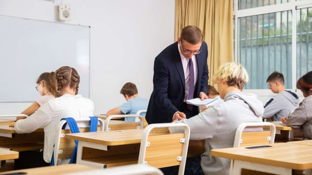 Öğretmen YKS Öğrencisinin Sorusunu Cevaplarken