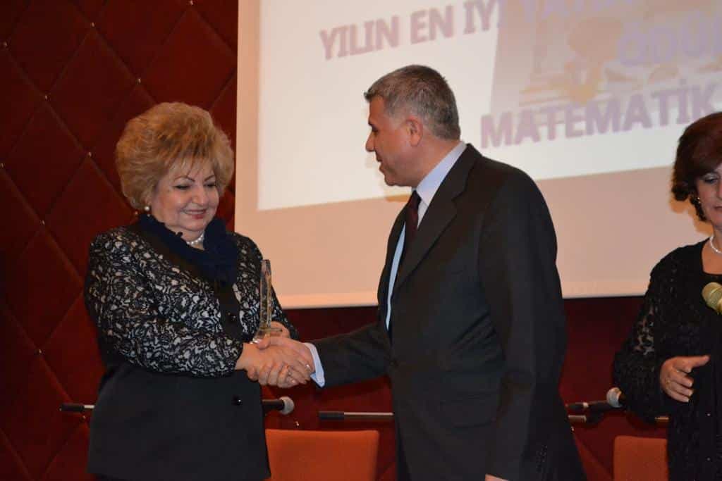 Ödül töreninde Muammer Karaarslan ödülü alırken